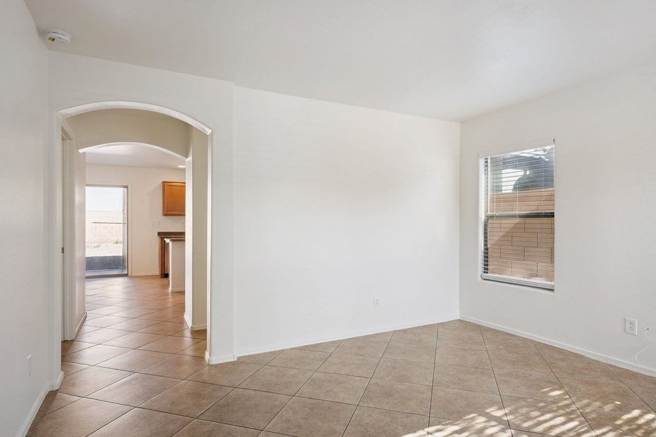 3076 W Silver Creek Dr - Photo 5 of 37