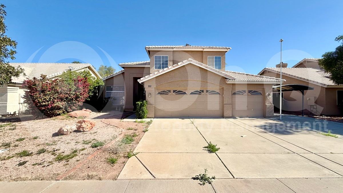 951 N Kenwood Ln - Photo 2 of 38