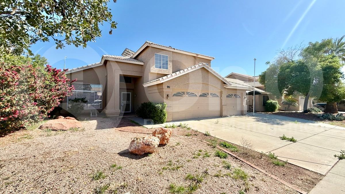 951 N Kenwood Ln - Photo 3 of 38