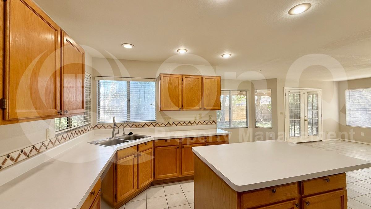 951 N Kenwood Ln - Photo 4 of 38