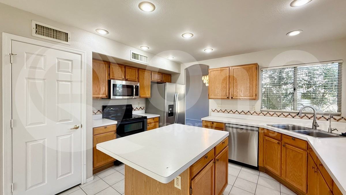 951 N Kenwood Ln - Photo 5 of 38