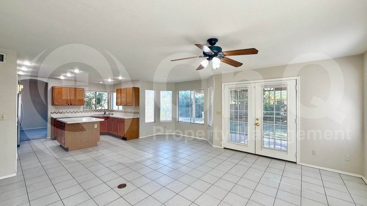 951 N Kenwood Ln - Photo 6 of 38