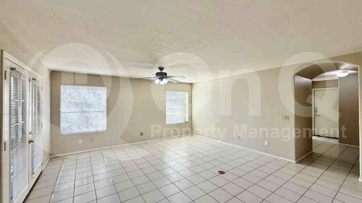 951 N Kenwood Ln - Photo 7 of 38