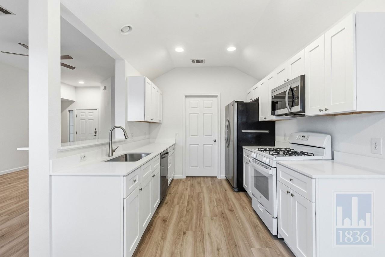 606 Colonial Park Blvd - Photo 3 of 46