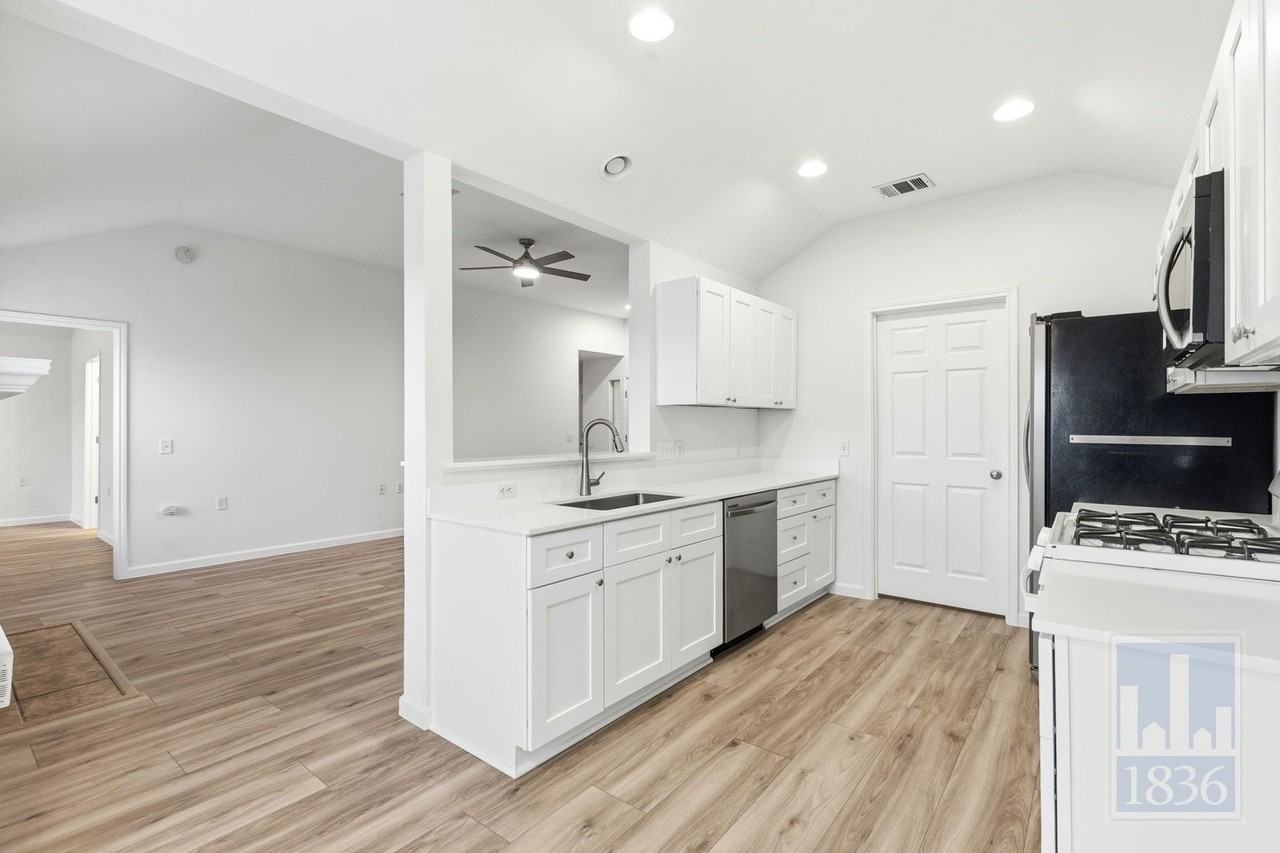 606 Colonial Park Blvd - Photo 4 of 46