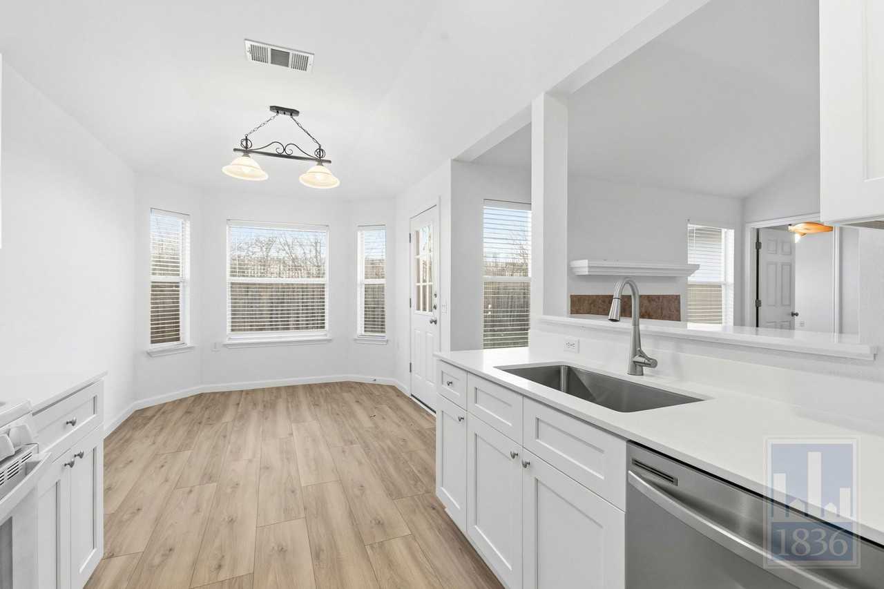 606 Colonial Park Blvd - Photo 6 of 46