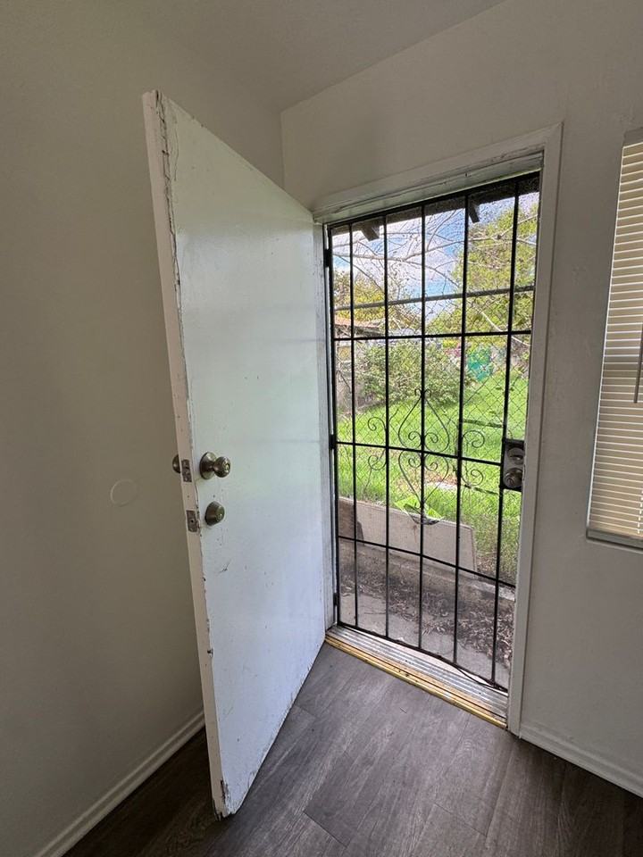 834 Davidson Ave - Photo 2 of 9