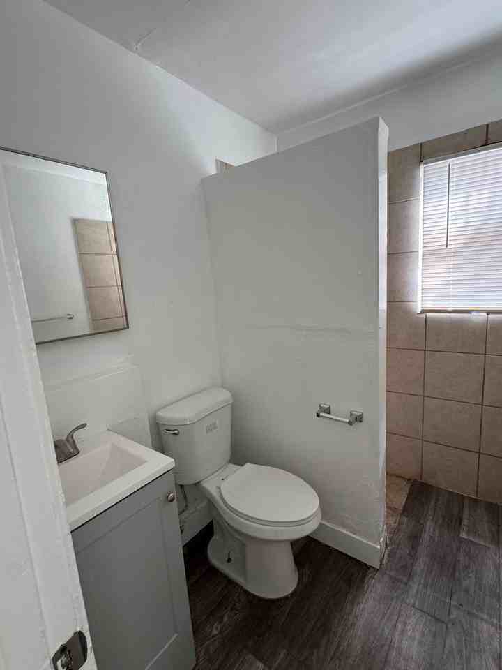 834 Davidson Ave - Photo 5 of 9