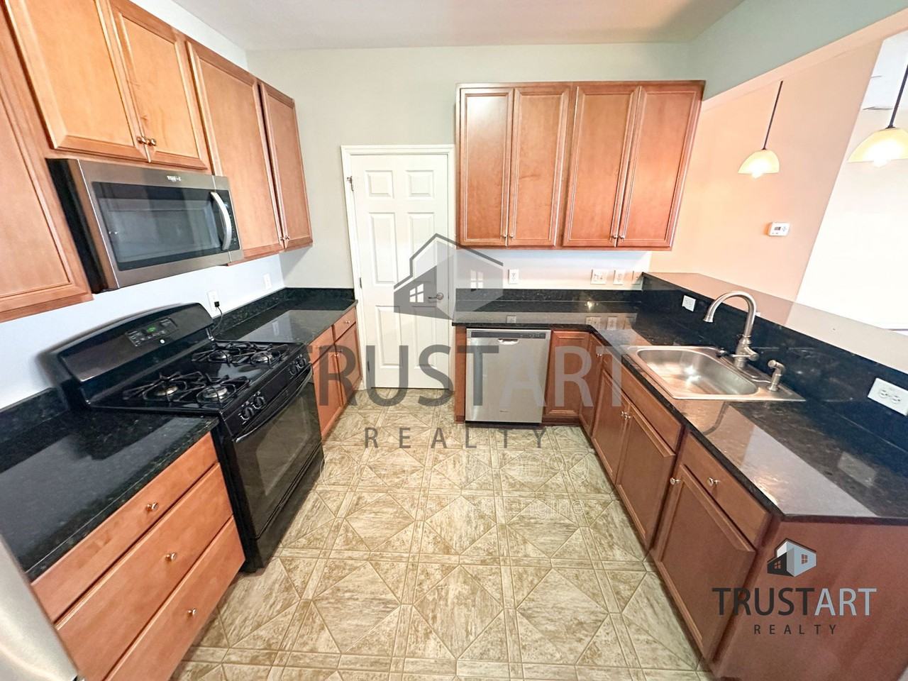 4421 Driftwood Dr - Photo 5 of 18