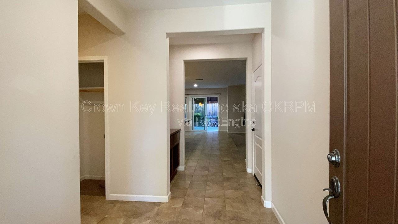 172 W Viola St - Photo 3 of 50