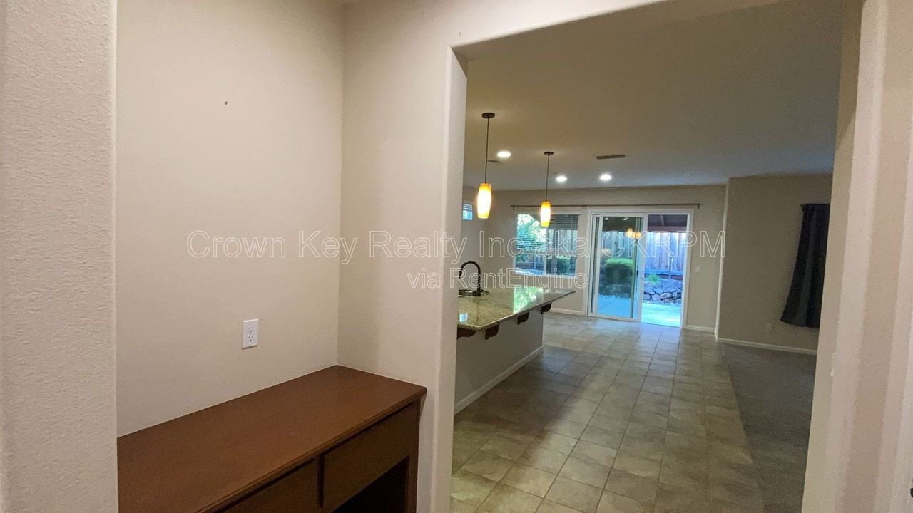 172 W Viola St - Photo 7 of 50