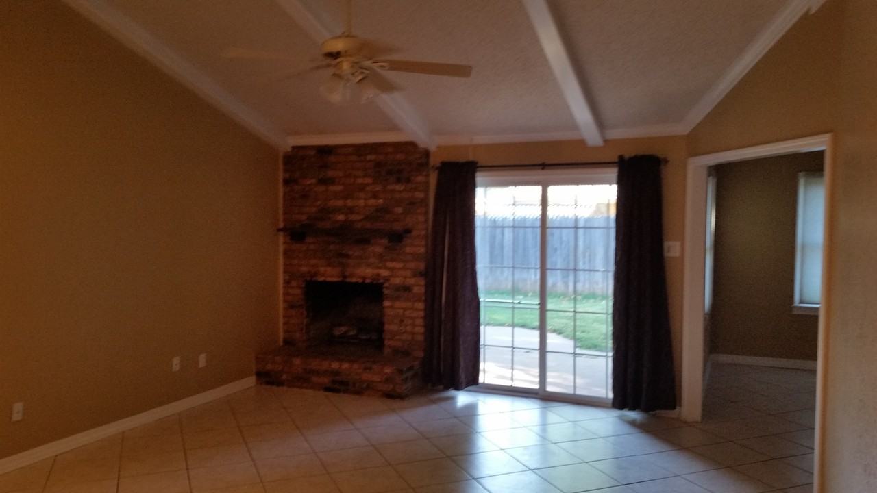 4817 72nd St - Photo 3 of 8