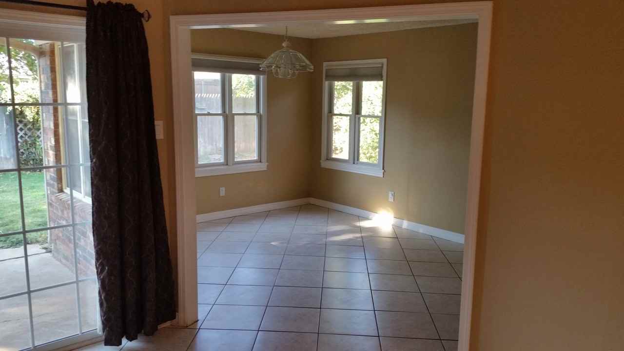 4817 72nd St - Photo 7 of 8