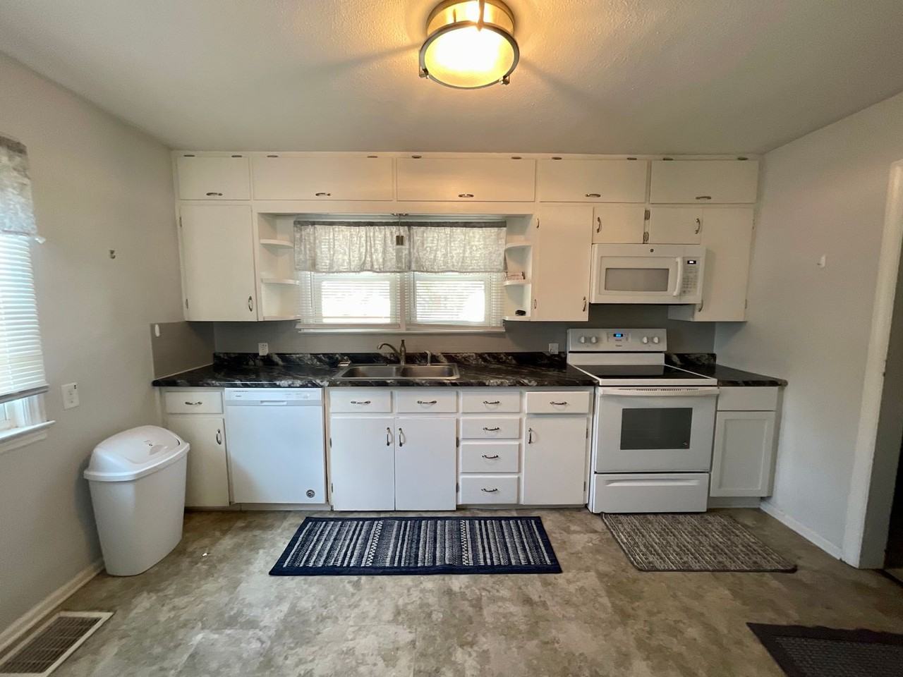 1009 S Center St - Photo 5 of 16