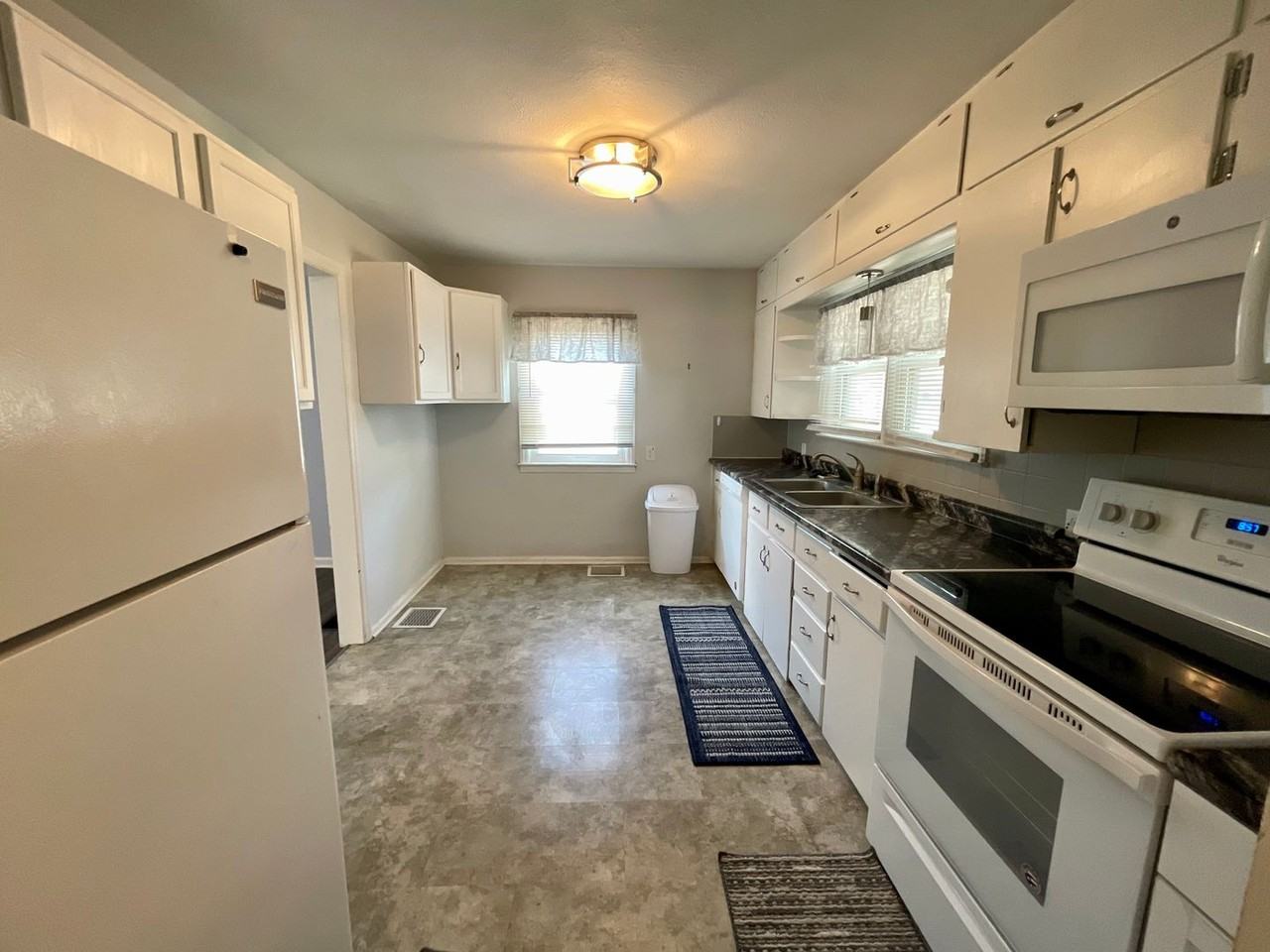 1009 S Center St - Photo 6 of 16