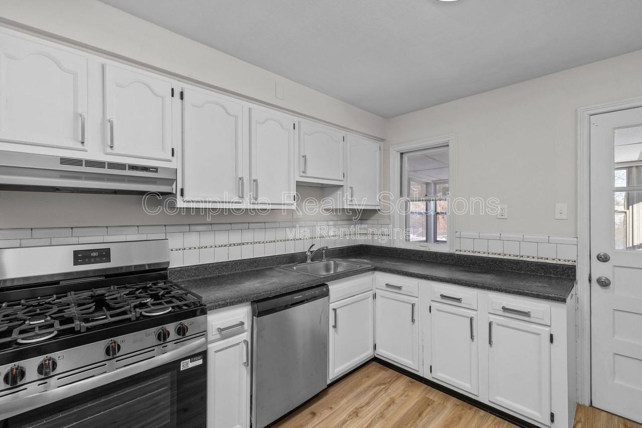 9604 Colony Dr - Photo 2 of 33