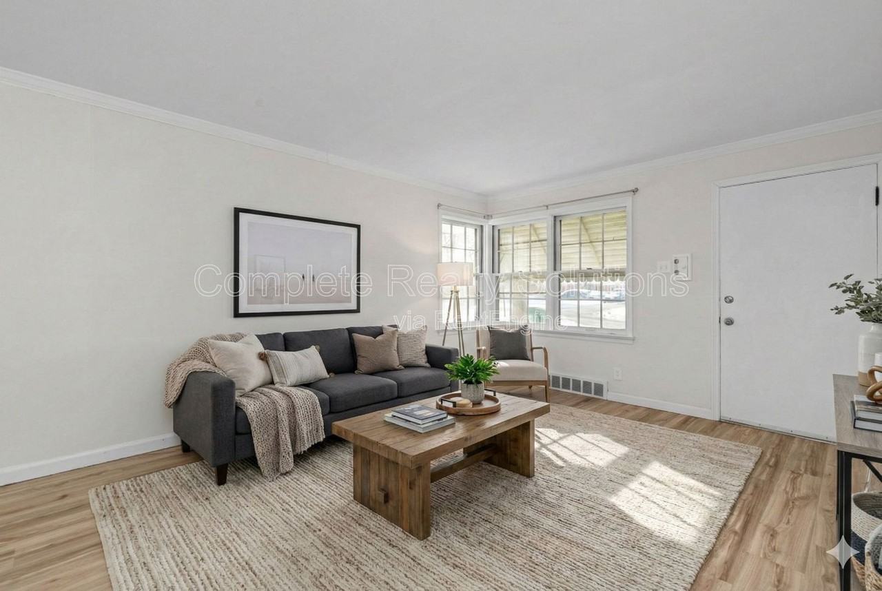 9604 Colony Dr - Photo 3 of 33