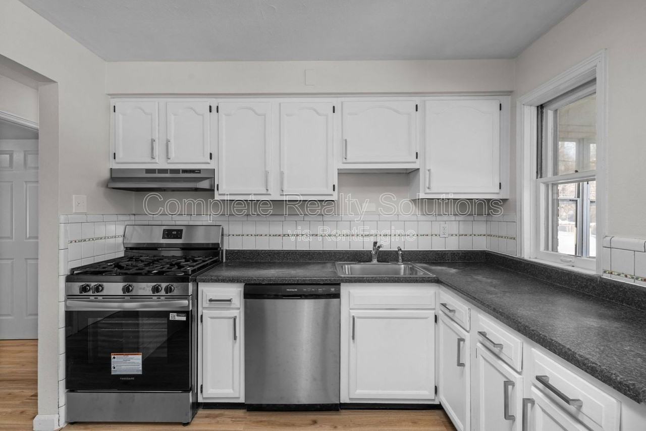 9604 Colony Dr - Photo 4 of 33