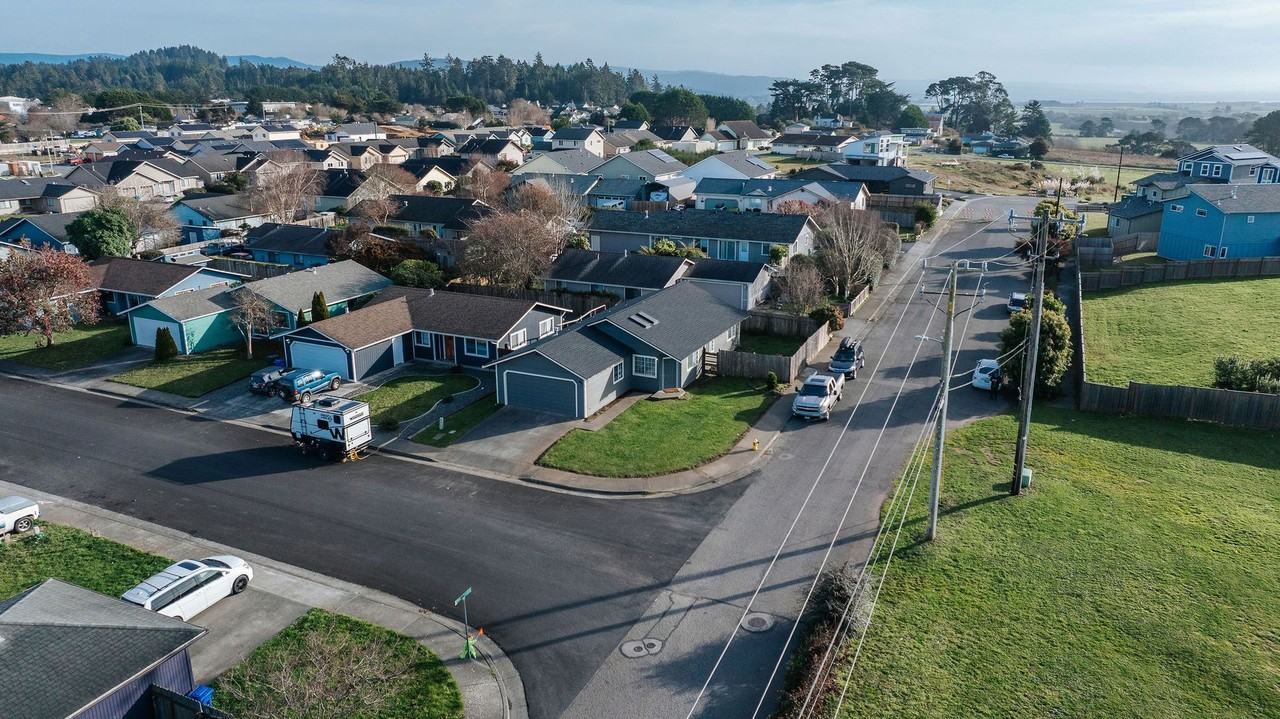 1210 Ian St - Photo 5 of 44