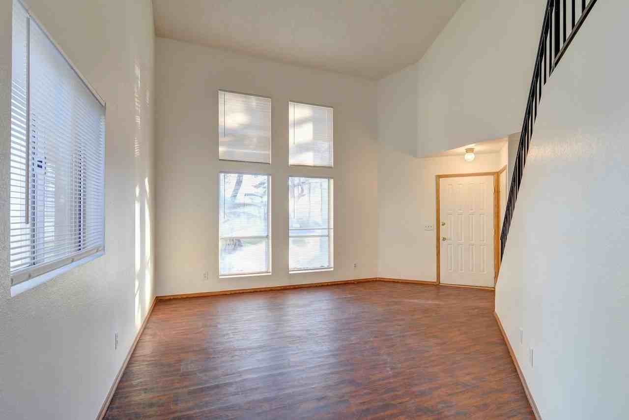 519 Kristin Ln - Photo 2 of 11