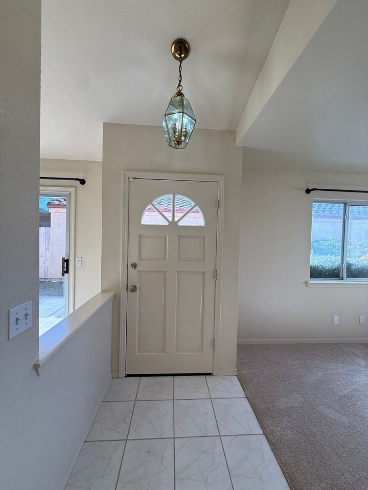 2422 Acacia St - Photo 4 of 45