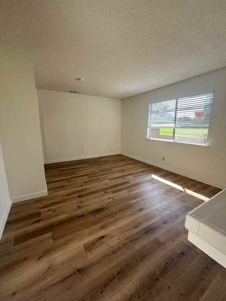 1728 Royal Ct - Photo 6 of 13