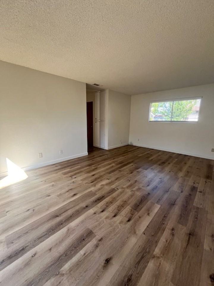 1728 Royal Ct - Photo 7 of 13