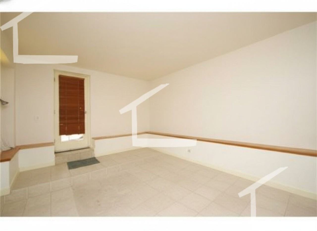 27 Symphony Rd - Photo 4 of 8