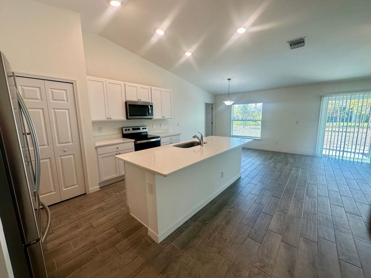 636 Ne 2nd Pl - Photo 2 of 12