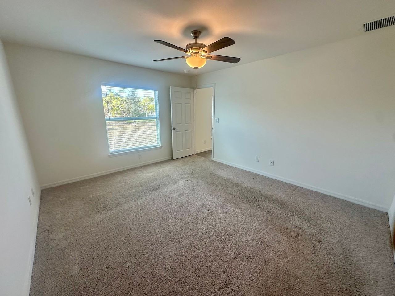 636 Ne 2nd Pl - Photo 5 of 12