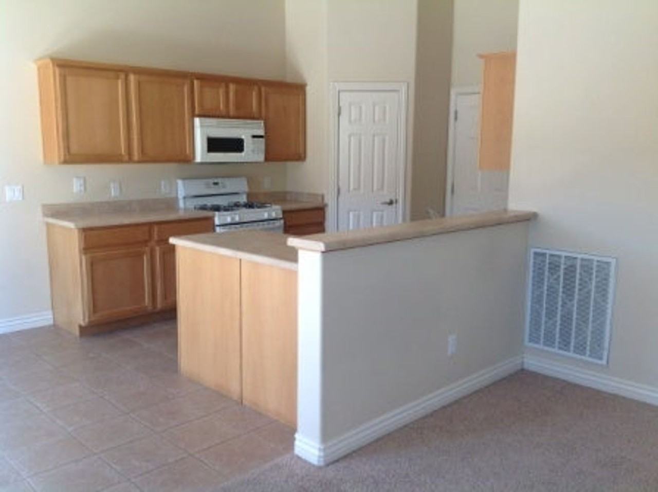 1440 Northern View Dr - Photo 2 of 18