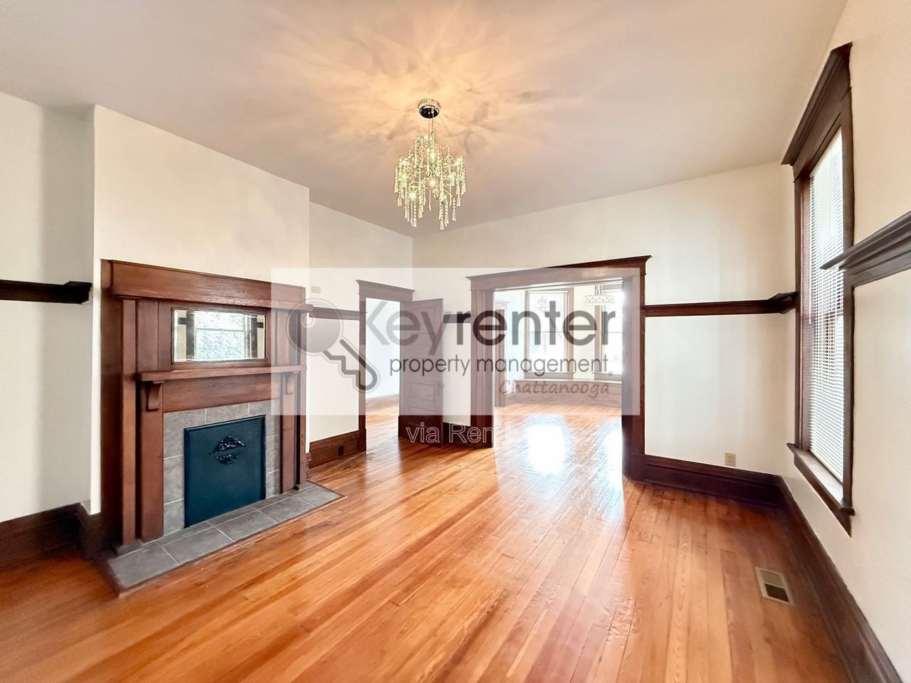 1115 E 8th St - Photo 3 of 10