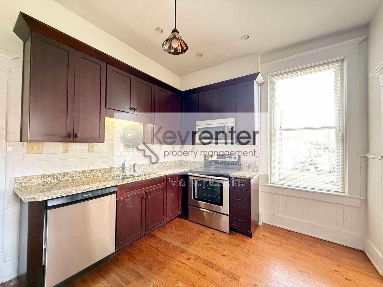 1115 E 8th St - Photo 6 of 10