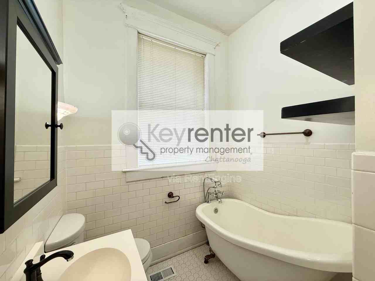 1115 E 8th St - Photo 7 of 10