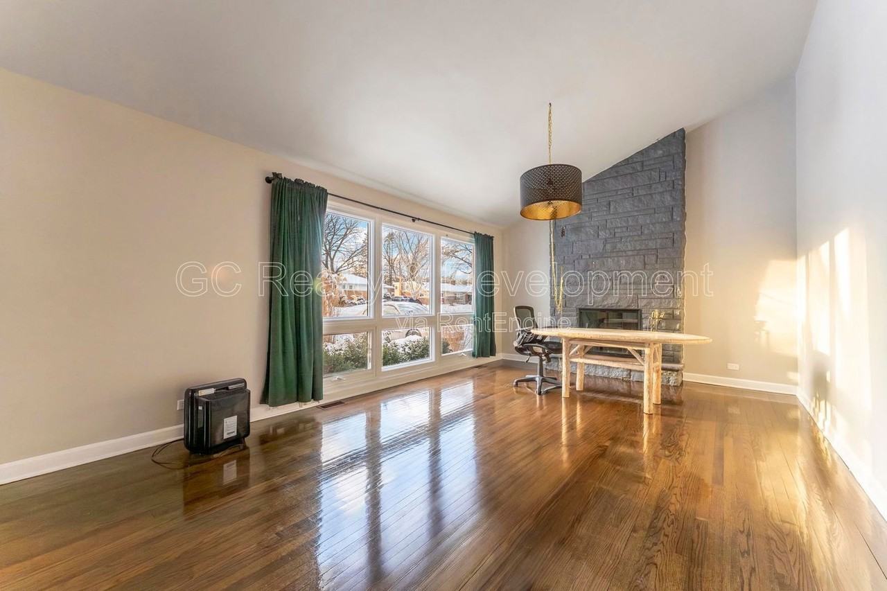 810 W Dresser Dr - Photo 3 of 23