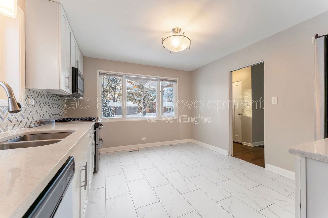 810 W Dresser Dr - Photo 7 of 23