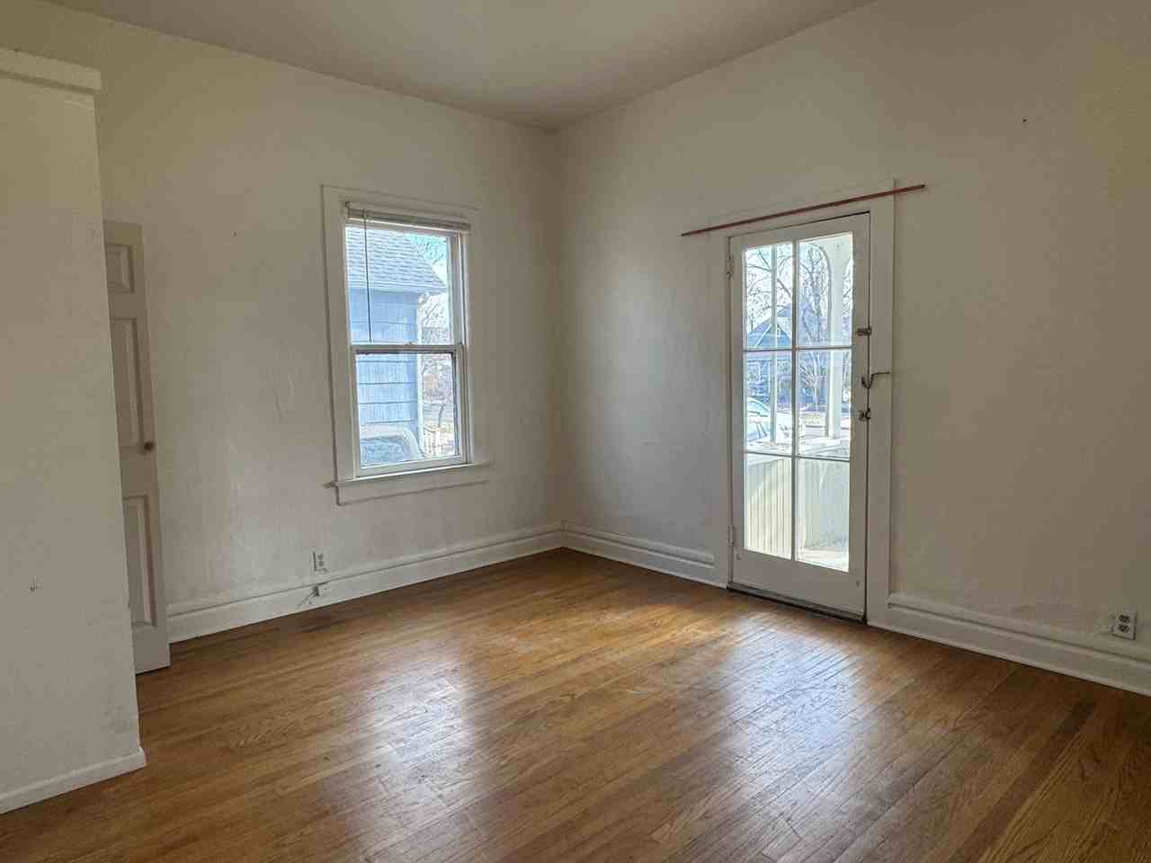 1010 White Ave - Photo 3 of 18