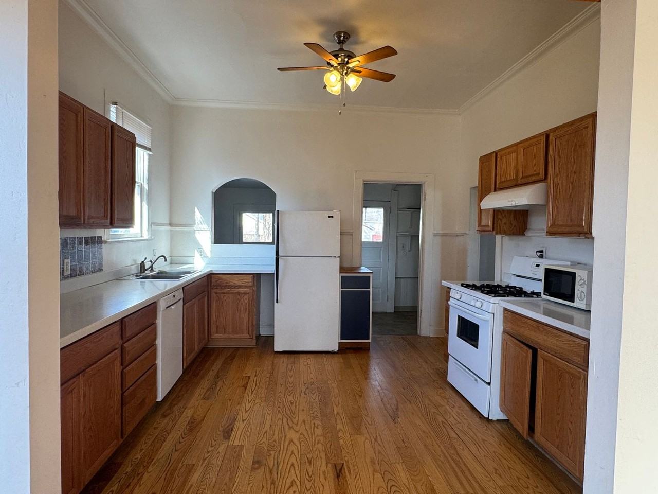 1010 White Ave - Photo 6 of 18