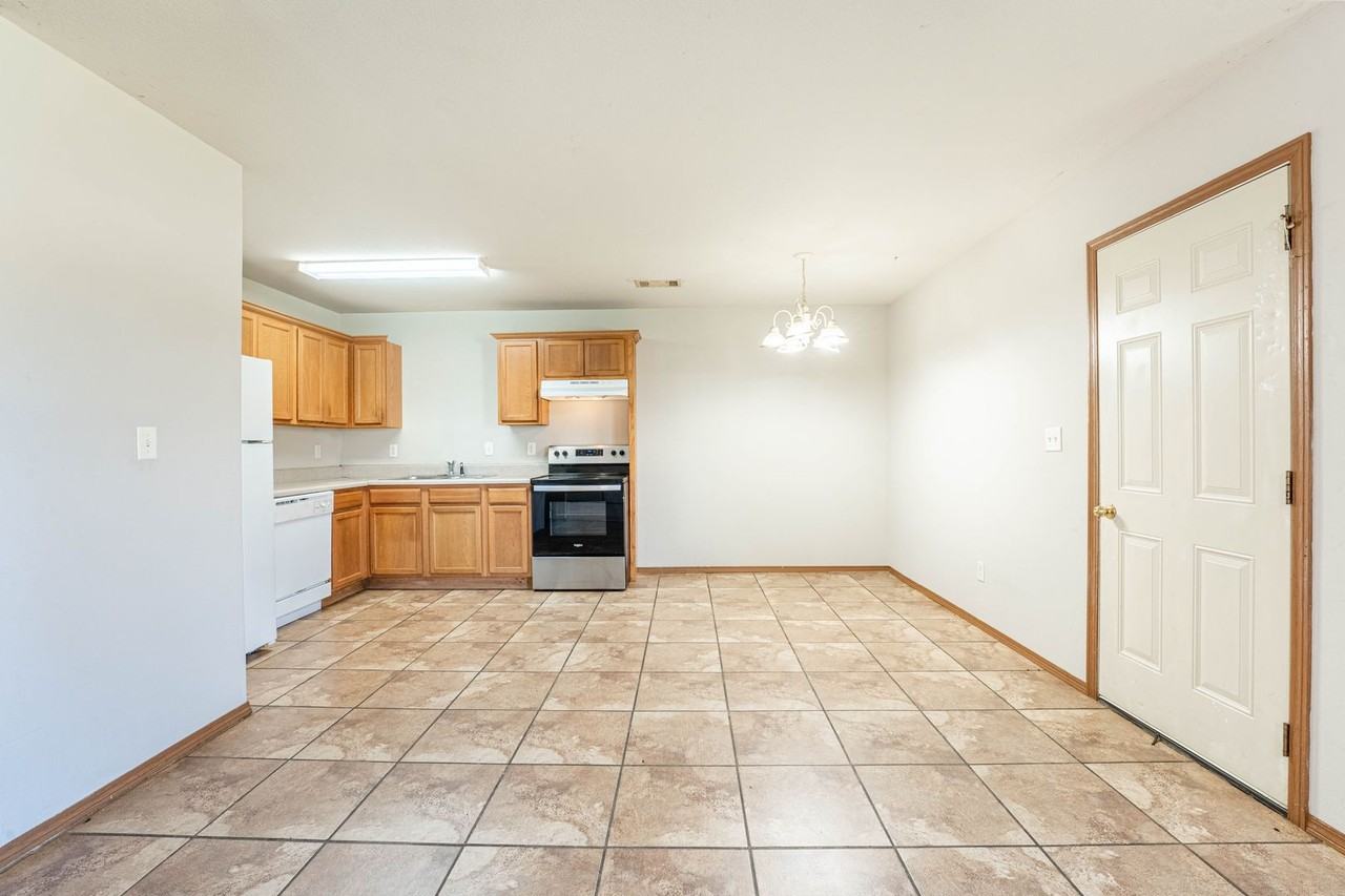 414 E Southern Trace Dr - Photo 7 of 32