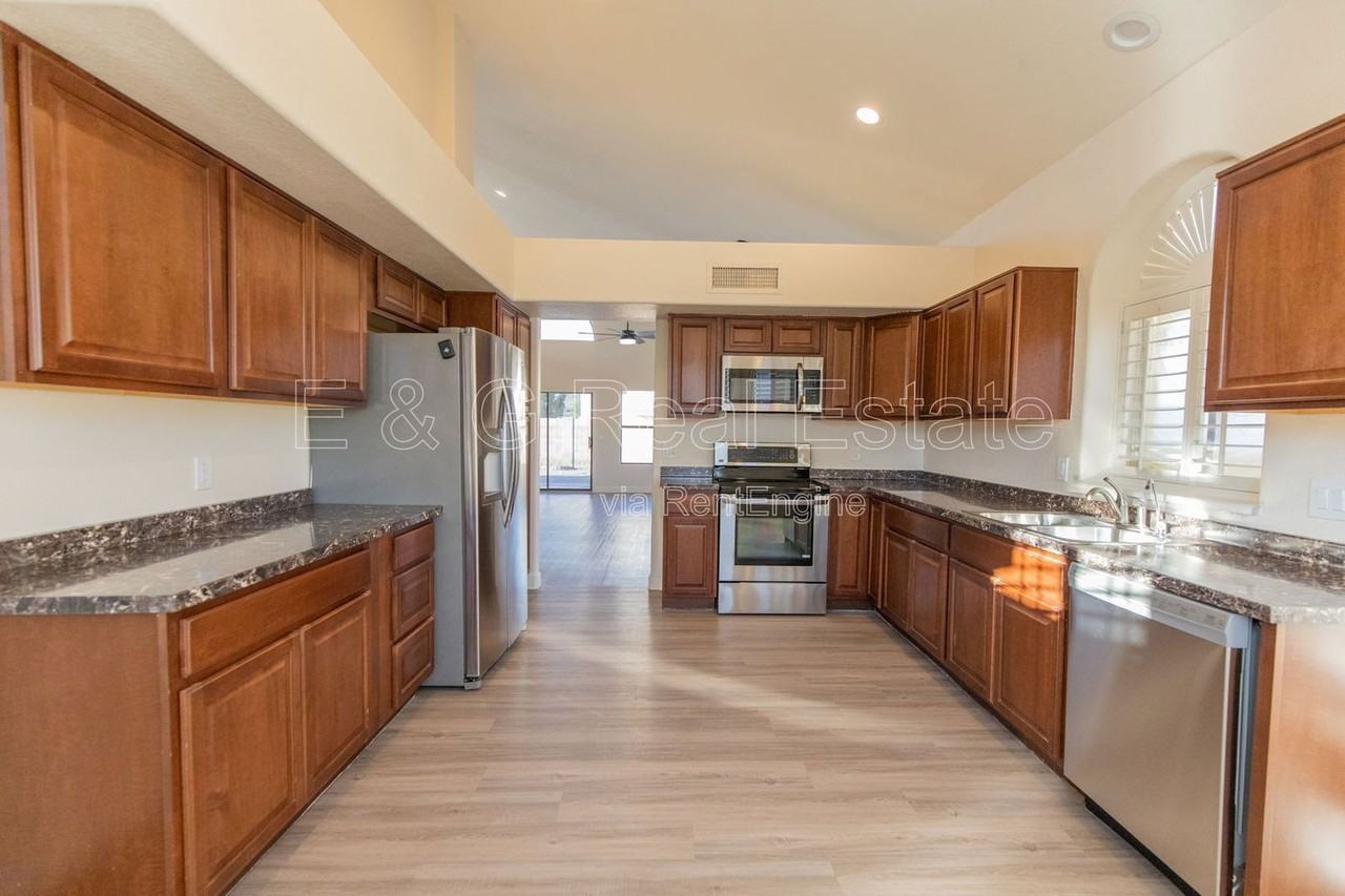 4368 W Wahalla Ln - Photo 4 of 20