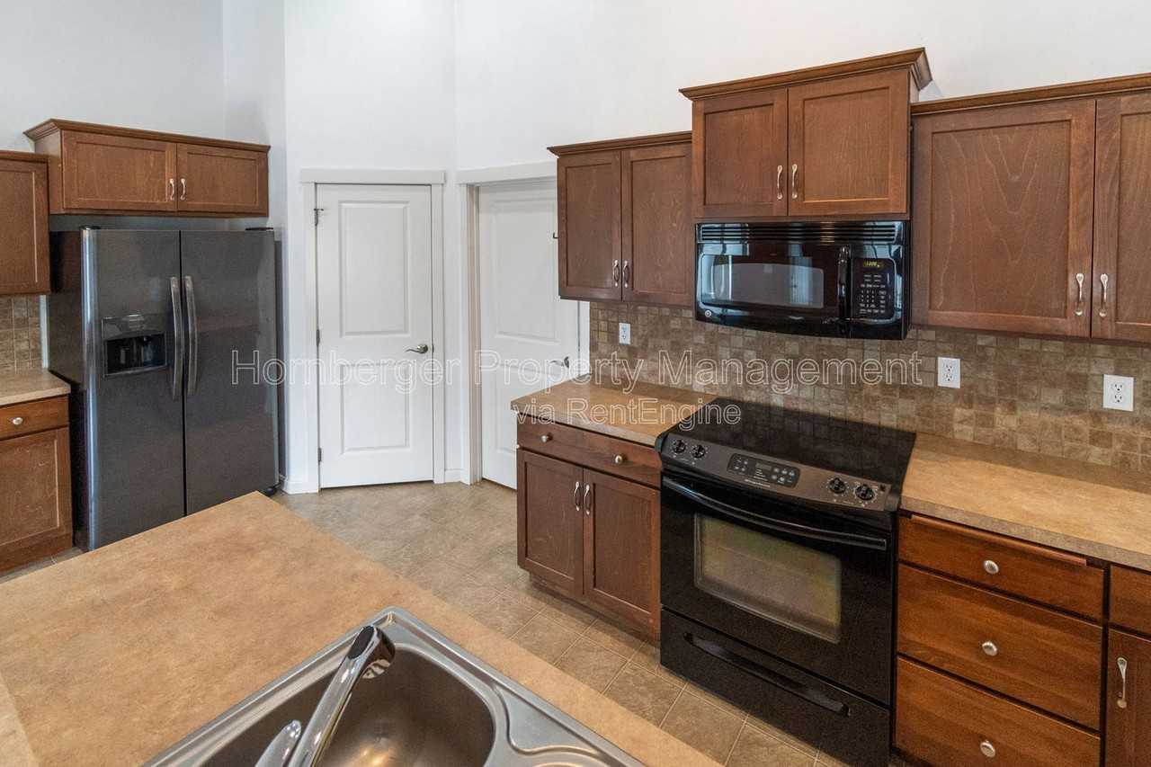 1807 E Vanetta Ave - Photo 4 of 33