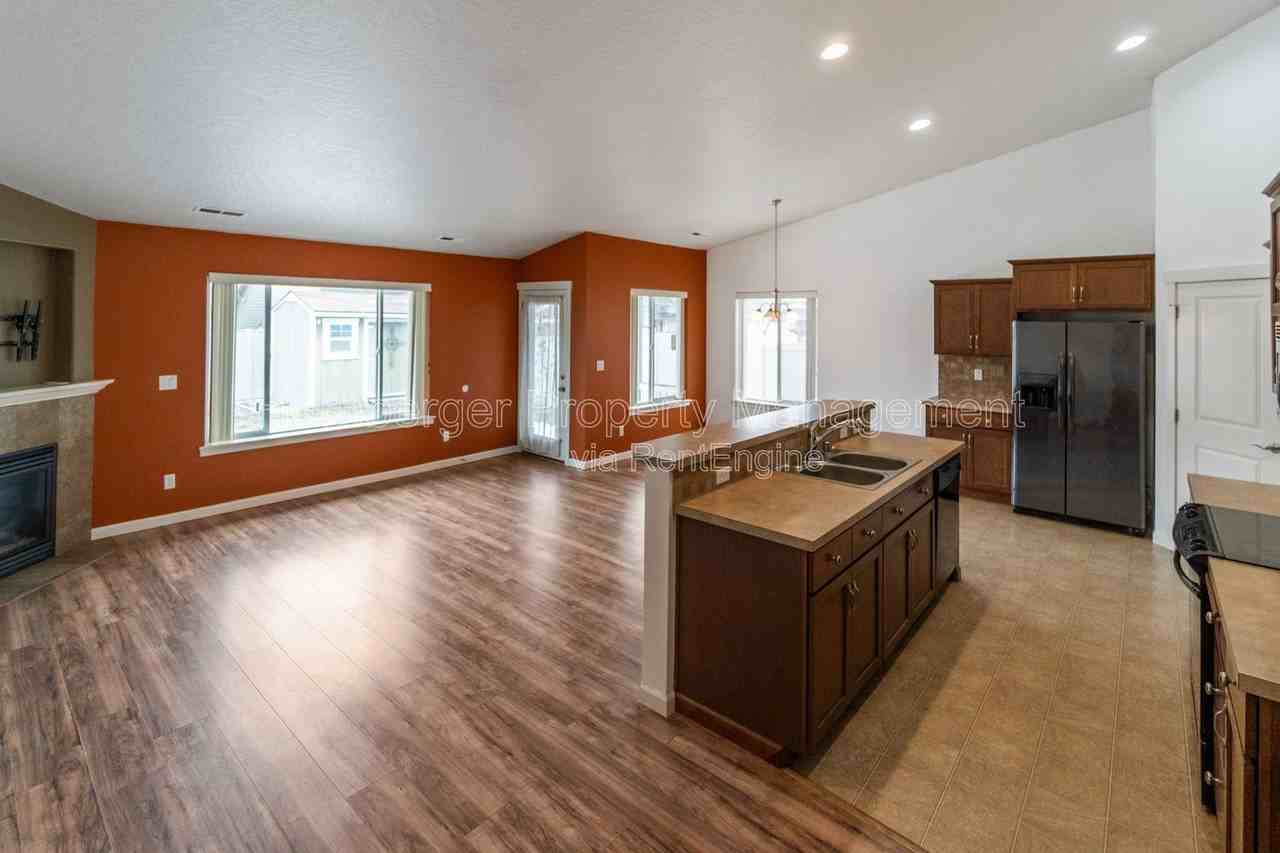 1807 E Vanetta Ave - Photo 5 of 33