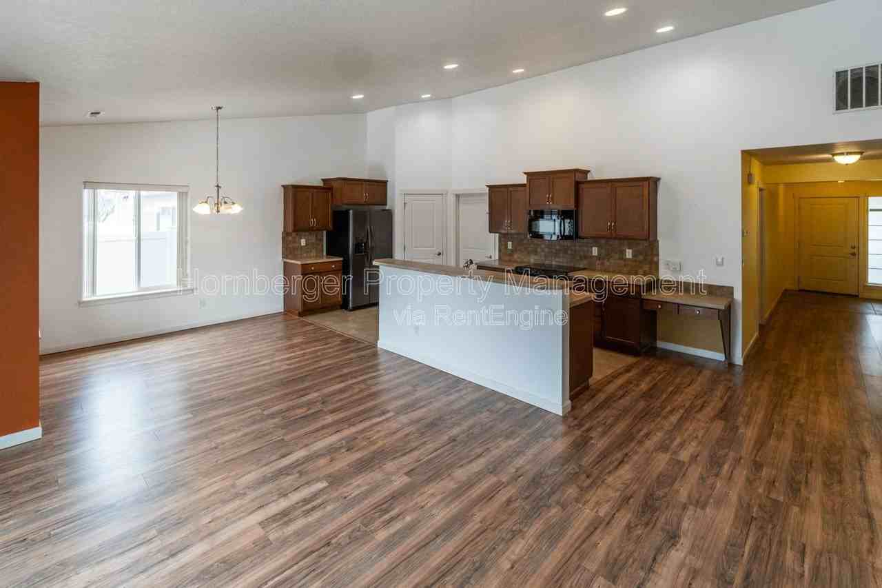 1807 E Vanetta Ave - Photo 7 of 33