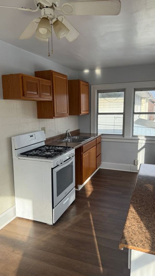 453 Baldwin Ave - Photo 2 of 9