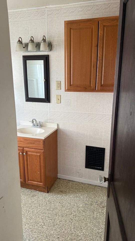 453 Baldwin Ave - Photo 6 of 9