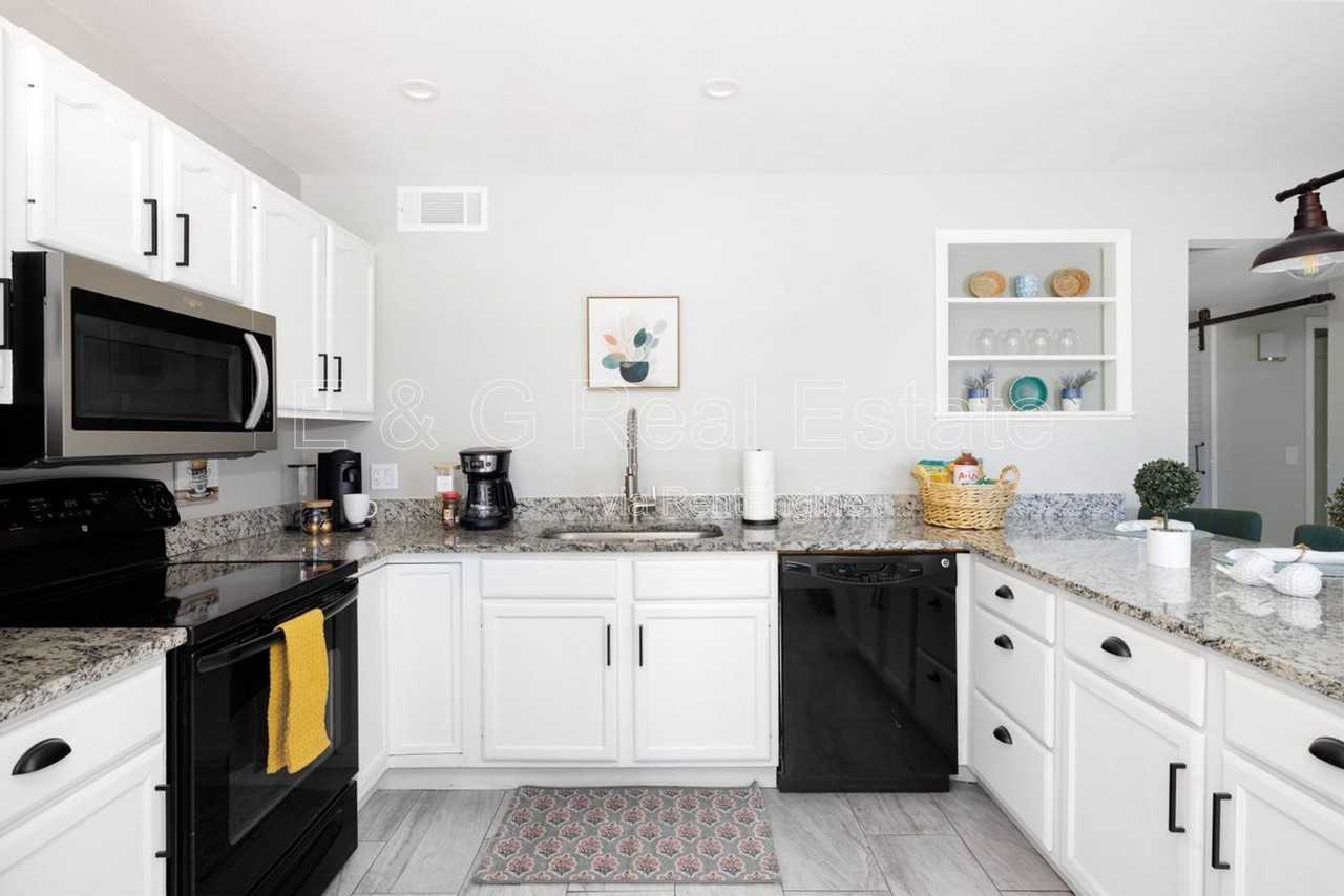 3011 S Country Club Way - Photo 6 of 36