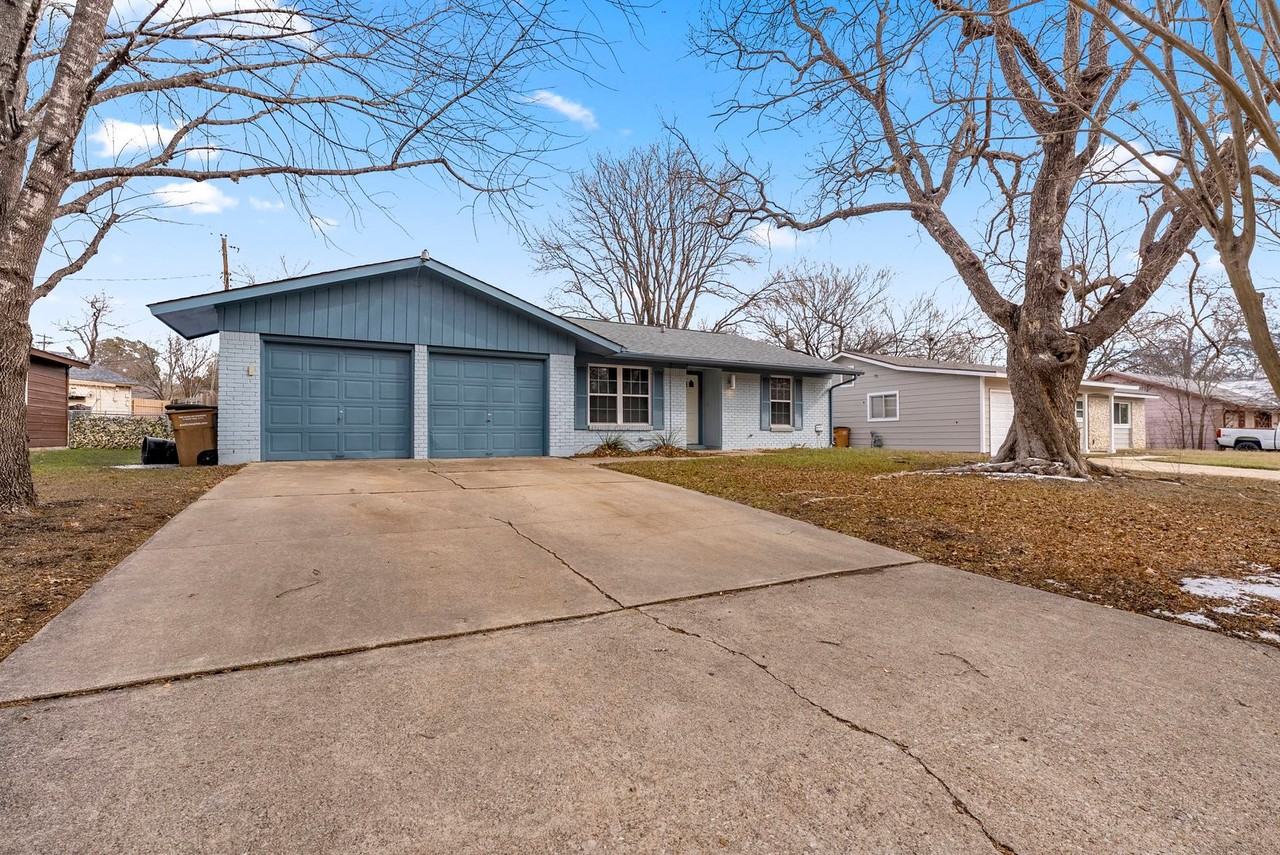 5305 Medford Dr - Photo 2 of 16