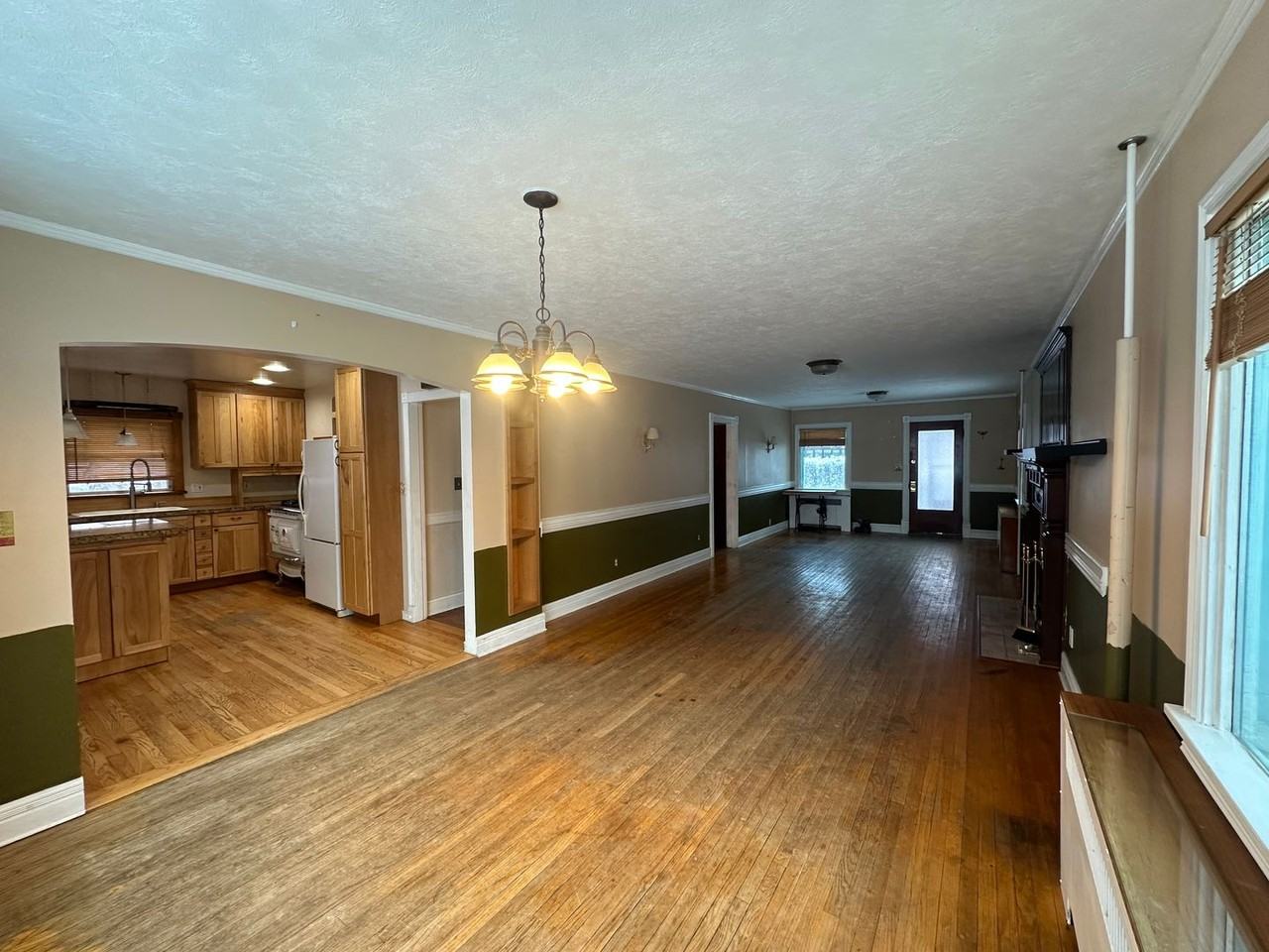 851 6th Ave - Photo 3 of 27