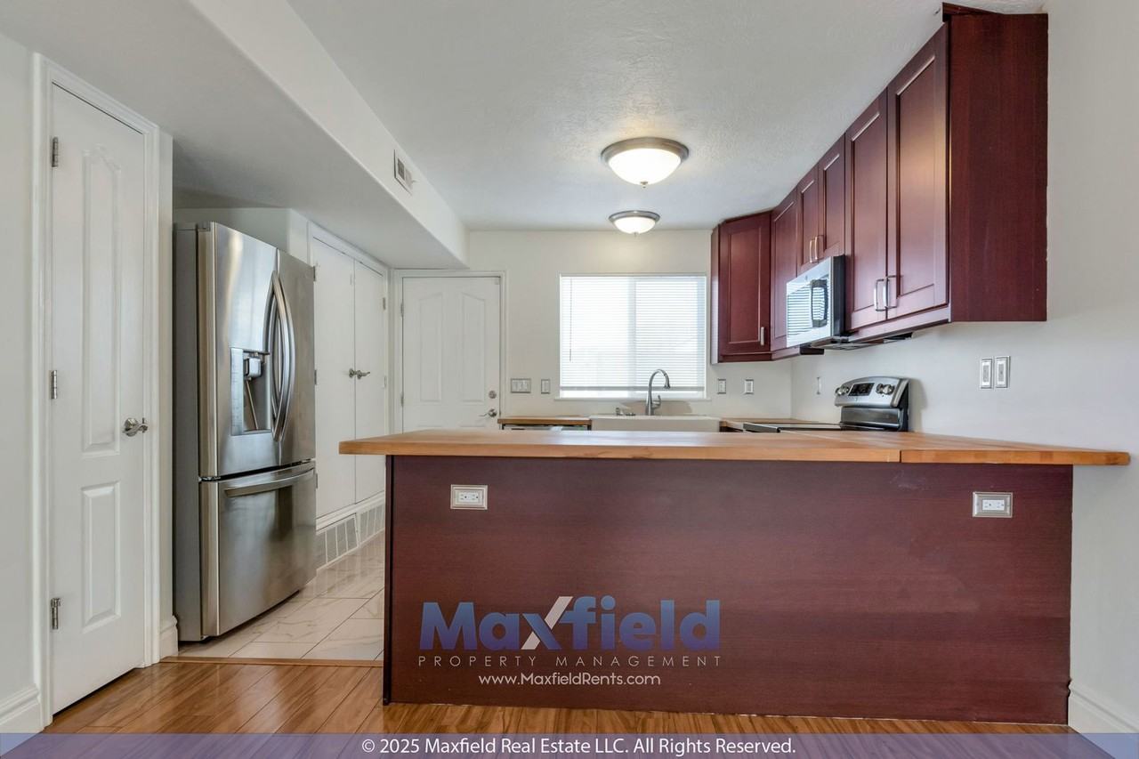 475 N Redwood Rd - Photo 4 of 16