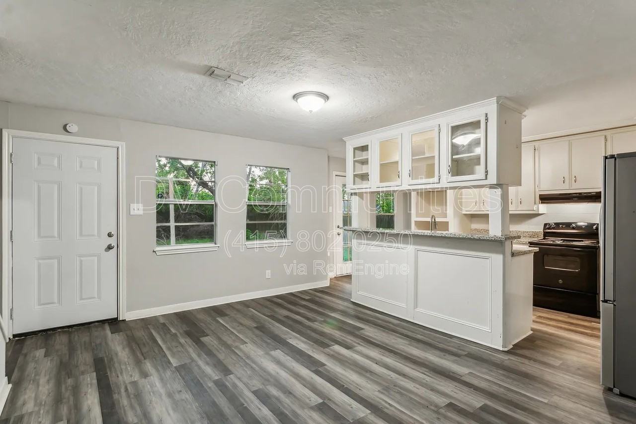 1617 3rd St - Photo 2 of 16